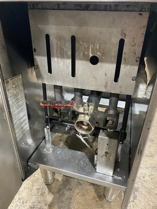 American Range Commercial Natural Gas Powered Deep Fat Fryer! With 2 Metal Frying Baskets! With Backsplash! All Stainless Steel! On Legs! Model: AF50HE SN: 211020FO351 - Image 6 of 8