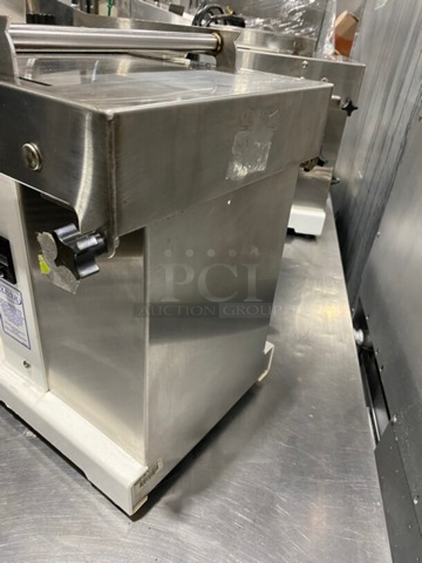 Oliver Commercial Countertop Mini Chip Slicer! Model: 738 SN: 188905 115V 60HZ 1 Phase - Image 4 of 7
