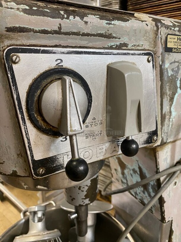 Hobart Metal Commercial Floor Style 30 Quart Planetary Dough Mixer w/ Stainless Steel Mixing Bowl, Bowl Guard, Dough Hook, Paddle and Whisk Attachments! Working When Removed! MODEL D300 SN:11098163 115V 1 Phase! - Image 6 of 10