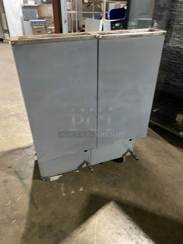Pitco Frialator Commercial Natural Gas Powered 2 Bay Deep Fat Fryer! With Back Splash! With 4 Metal Frying Baskets! All Stainless Steel! On Casters! - Image 4 of 10