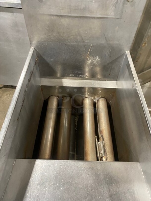 Pitco Commercial Natural Gas Powered 40 LBS Deep Fat Fryer! With BacK Splash! Stainless Steel! On Legs! MODEL 40D SN:G16KC080297 115v - Image 5 of 8
