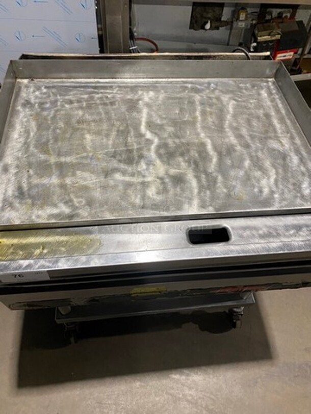 Lang Commercial Countertop Natural Gas Powered Flat Top Griddle! With Back And Side Splashes! On Equipment Stand! With Storage Space Underneath! All Stainless Steel! On Casters! SELECTRONIC SERIES! Model: G3EI SN: E76955 - Image 5 of 11