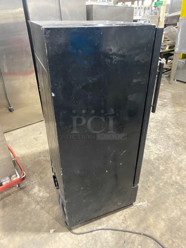 True Commercial Single Door Reach In Refrigerator Merchandiser! View Through Door! With Poly Coated Racks! Model: GDM10 SN: 12477007 115V 60HZ 1 Phase - Image 3 of 8