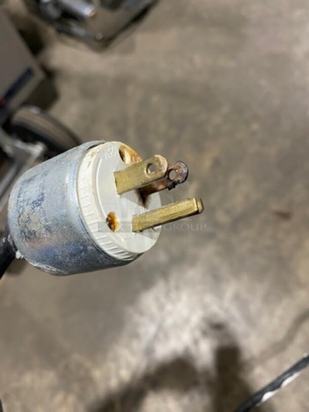 True Commercial Single Door Reach In Refrigerator Merchandiser! View Through Door! With Poly Coated Racks! Model: GDM10 SN: 12477007 115V 60HZ 1 Phase - Image 8 of 8