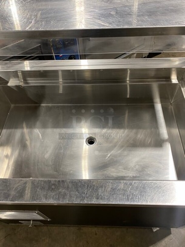 Vollrath Commercial Refrigerated Food Serving Station Counter/ Cold Pan! With Sneeze Guard! Stainless Steel Body! On Casters! Model: 3707600002CNA SN: B24200496413001 120V 60HZ 1 Phase - Image 5 of 9