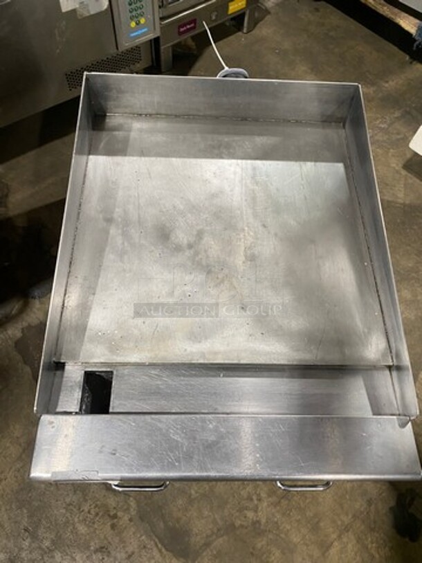 Vulcan Commercial Countertop Natural Gas Powered Flat Top Griddle! With Thermostat Controls! With Back And Side Splashes! All Stainless Steel! On Legs! Model: 24RFG SN: 650124046 - Image 5 of 10