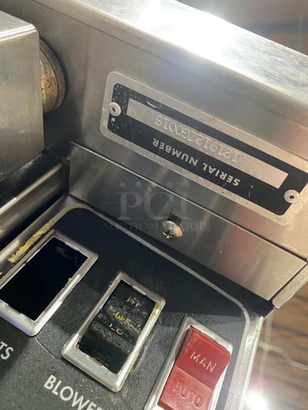 Blodgett Commercial Natural Gas Powered Convection Oven! With View Through Doors! Metal Oven Racks! On Legs! SN:121912ZG001S - Image 7 of 8