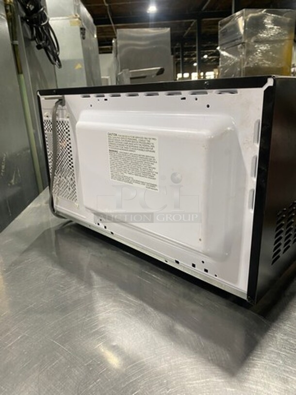 LATE MODEL! 2022 Black & Decker Countertop Microwave Oven! Model: EM031M2SD 120V 60HZ 1 Phase - Image 4 of 8