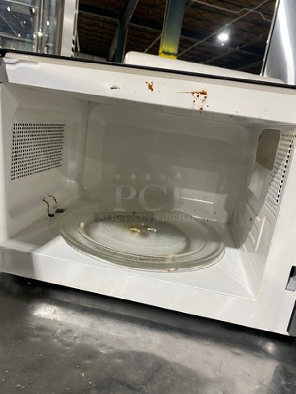 LATE MODEL! 2019 Sunbeam Countertop Microwave Oven! Model: SGS10702 120V 60HZ 1 Phase - Image 6 of 8