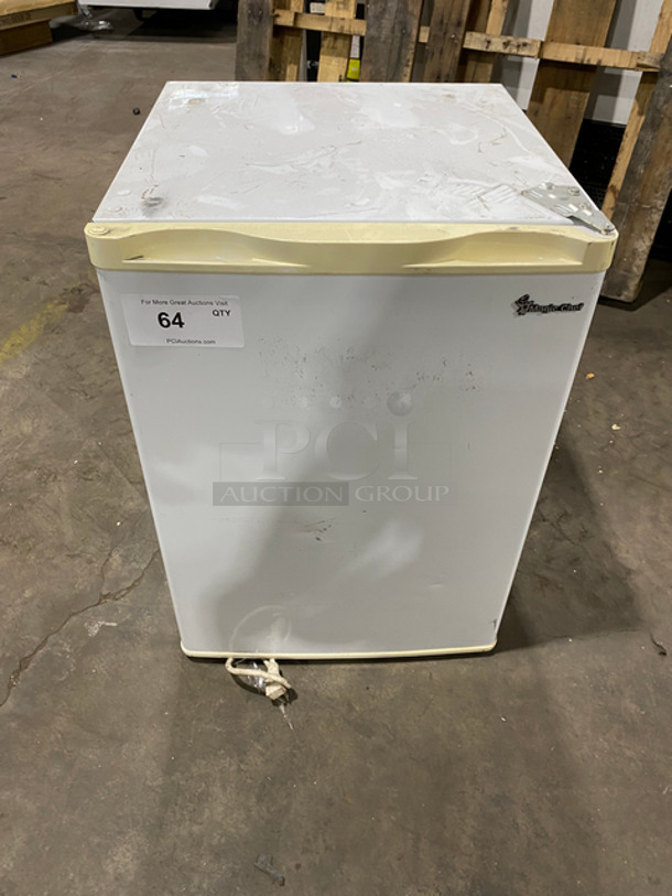 Magic Chef Countertop/ Undercounter Mini Refrigerator! Model: HMBR265WE