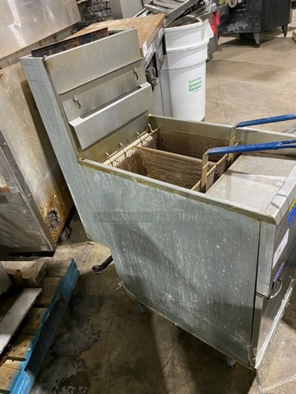Pitco Frialator Commercial Natural Gas Powered Deep Fat Fryer! With 2 Metal Frying Baskets! All Stainless Steel! On Legs! Model: 45C SN: G18MB085404 - Image 2 of 9