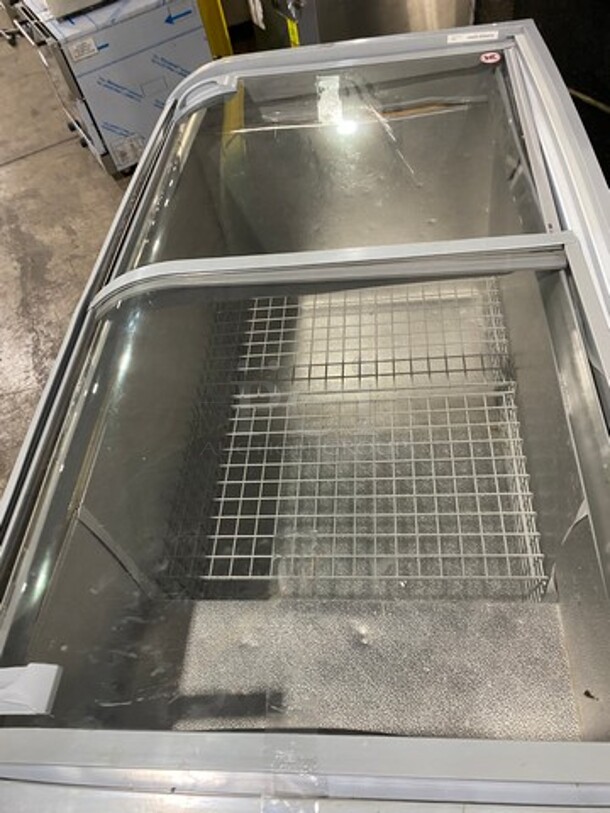 AHT Commercial Reach Down Chest Freezer Display Merchandiser! Model: PARIS145 SN: 40990900000076 110/120V 60HZ 1 Phase - Image 5 of 9