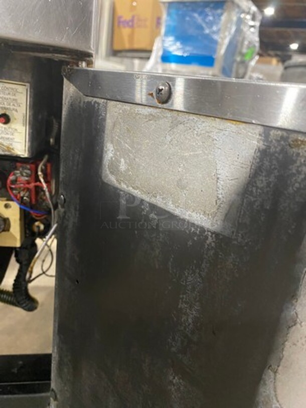 Pitco Commercial Natural Gas Powered Deep Fat Fryer! With 2 Metal Frying Baskets! All Stainless Steel! On Legs! - Image 8 of 9