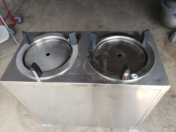 Delfield Even Temp Mobile Enclosed Two Stack Heated Dish Dispenser! 

120 V
60 Hz
1 PH - Image 2 of 4