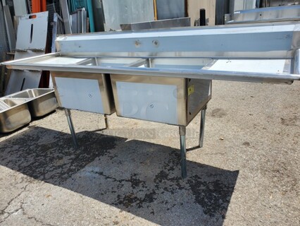 Regency 600S22424224 16 Gauge Stainless Steel Two Compartment Commercial Sink with Stainless Steel Legs, Cross Bracing, and 2 Drainboards - 24" x 24" x 14" Bowls (98Wx29Dx34H)