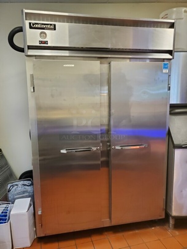 Continental 2R 2 Solid Door refrigerator on caster! 115V (Unknown condition) - Image 2 of 4