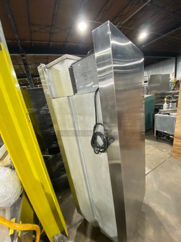 Traulsen Commercial Single Door Reach In Cooler! All Stainless Steel! On Legs! Model: RHT132WUT SN: V075700H93 115V 60HZ 1 Phase - Image 4 of 8