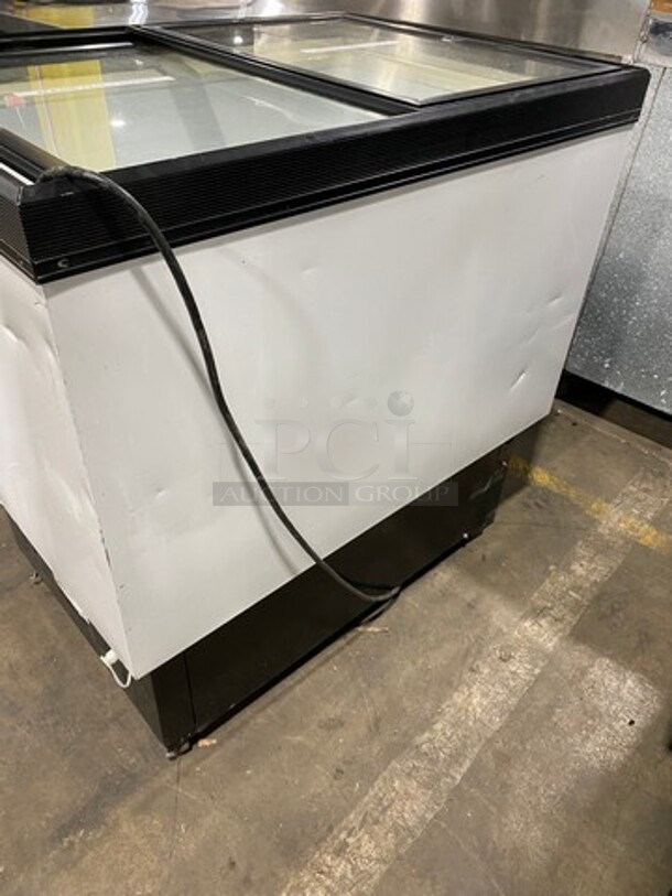 Hussmann Reach Down Chest Freezer Display! Model: SN090W SN: MY04C014012 - Image 4 of 7