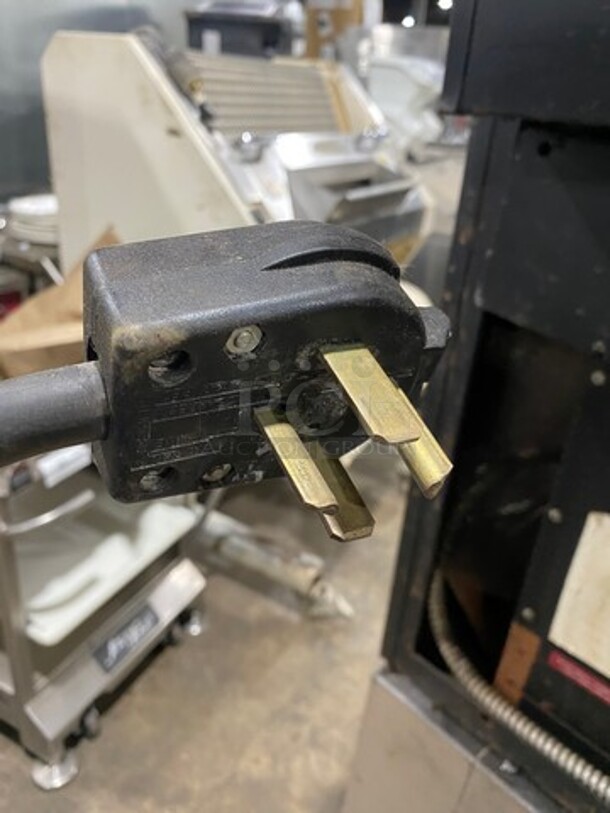 Blodgett Zephaire Edition Commercial Convection Oven! With Solid Doors! Metal Oven Racks! All Stainless Steel! On Legs! - Image 7 of 7