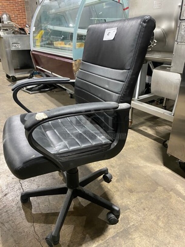 Black Cushioned Swivel Office Chair! With Arm Rests! - Image 4 of 5