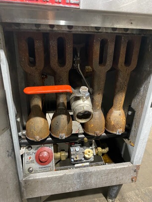 Cecilware Commercial Natural Gas Powered Deep Fat Fryer! All Stainless Steel! On Legs! Model: FMP40 - Image 6 of 8