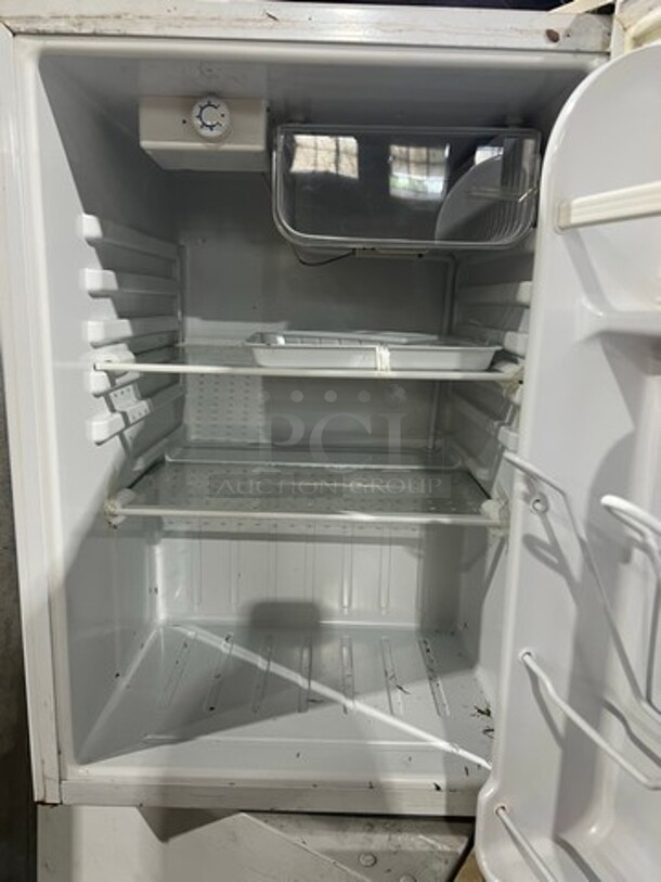 Magic Chef Countertop/ Undercounter Mini Refrigerator! Model: HMBR265WE - Image 3 of 7