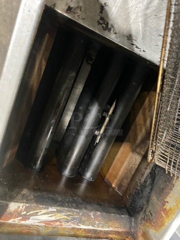 Qualite Commercial Natural Gas Powered Deep Fat Fryer! With Backsplash! With 2 Metal Frying Baskets! All Stainless Steel! Model: QL9NG - Image 6 of 9