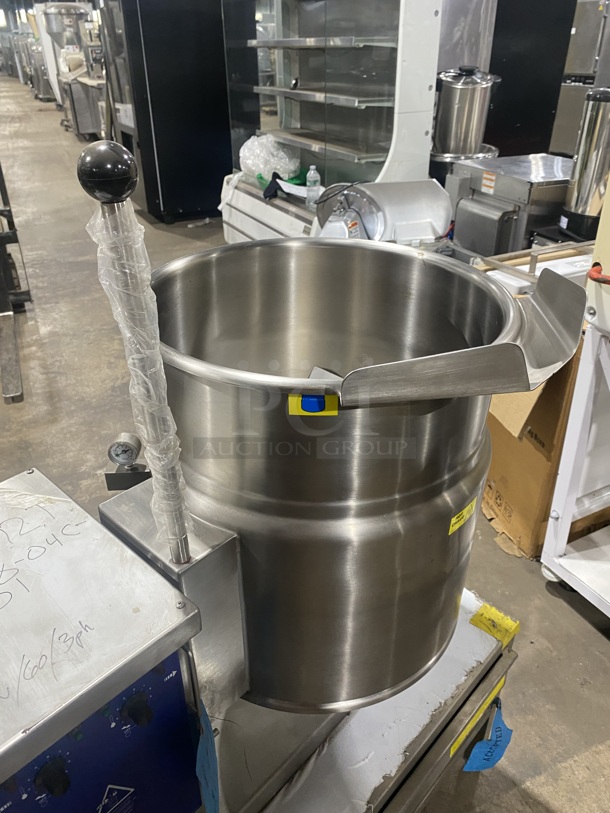 NEW! NEVER USED! Cleveland Commercial Countertop Electric Powered Jacketed Tilting Soup Kettle! On Equipment Stand! All Stainless Steel! On Legs! Model: TKET12T SN: WT680804C01 240V 60HZ 3 Phase - Image 9 of 10