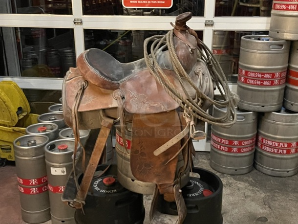 BEAUTIFUL! Leather Horse Saddle With Lasso.  - Image 1 of 3