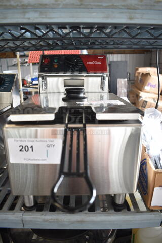 BRAND NEW SCRATCH AND DENT! 2024 Crosson CF-13 Stainless Steel Commercial Countertop Electric Powered Single Bay Fryer w/ Metal Fry Basket and Lid. 120 Volts, 1 Phase.