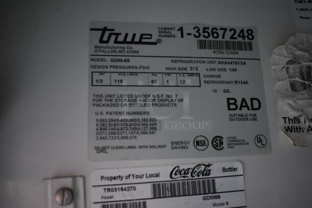 True GDM-69 Metal Commercial 3 Door Reach In Cooler Merchandiser w/ Poly Coated Racks. 115 Volts, 1 Phase. Tested and Working! - Image 6 of 7