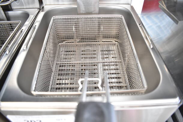 2 BRAND NEW SCRATCH AND DENT! 2023 Hoocoo FRY-10L Stainless Steel Commercial Countertop Electric Powered Fryer w/ Lid and Fry Basket. 120 Volts, 1 Phase. 2 Times Your Bid! - Image 5 of 10