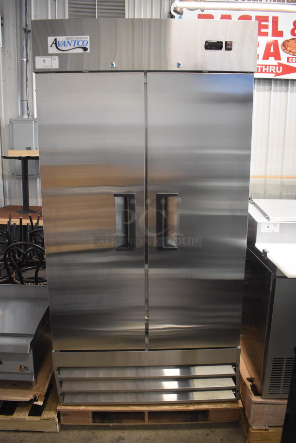 BRAND NEW SCRATCH AND DENT! Avantco A-35R-HC 39 1/2" Solid Door Reach-In Refrigerator Cooler On Commercial Casters 115 Volts 1 Phase. Tested and Working! - Image 1 of 6