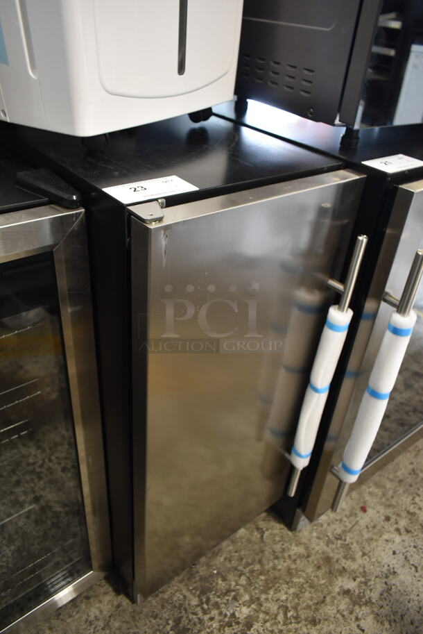 BRAND NEW SCRATCH AND DENT! Danby DIM32D1BSSPR Stainless Steel 32lb 15" Stainless Steel Built-In Ice Maker  115 Volts, 1 Phase. Tested and Working! - Image 2 of 5