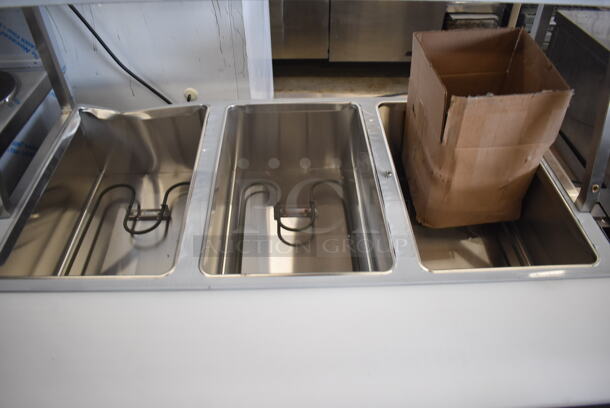 	BRAND NEW SCRATCH AND DENT! ServIt 423EST3WO Stainless Steel Commercial Electric Powered Three Pan Open Well Steam Table with Angled Sneeze Guard and Casters. 120 Volts, 1 Phase. - Image 4 of 10