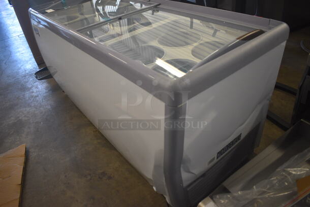 BRAND NEW SCRATCH AND DENT! Avantco ADC-12C-HC Curved Glass Ice Cream Dipping Cabinet - 71" on Commercial Casters 115 Volt, 1 Phase. Tested and Working! - Image 6 of 10