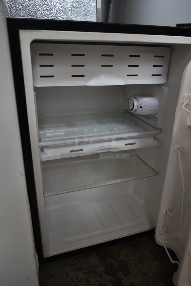 Insignia NS-CF26BK6 Mini Cooler. 115 Volts, 1 Phase. Tested and Working! - Image 4 of 6