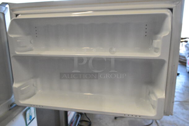 General Electric GE STS16ABSARWW Metal Cooler w/ Freezer. 115 Volts, 1 Phase. Tested and Working! - Image 4 of 7