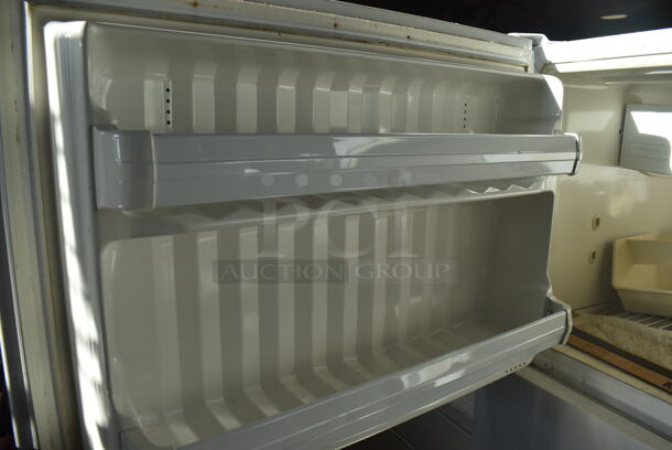 General Electric TBX18SIBQLWW Metal Cooler Freezer Combo Unit. 115 Volts, 1 Phase. 30x29x64. Tested and Working! - Image 3 of 7