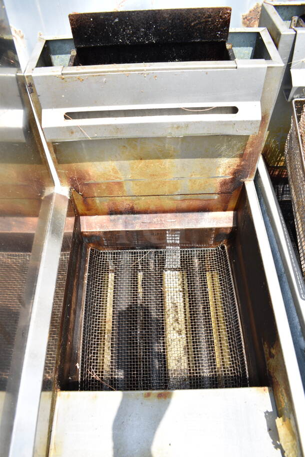 Vulcan LG300-1 Stainless Steel Commercial Floor Style Natural Gas Powered Deep Fat Fryer w/ Side Splash Guard and 2 Metal Fry Baskets on Commercial Casters. 90,000 BTU. - Image 3 of 5