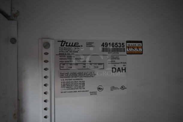 True GDM-69 Metal Commercial 3 Door Reach In Cooler Merchandiser w/ Poly Coated Racks. 115 Volts, 1 Phase. Tested and Working! - Image 6 of 12