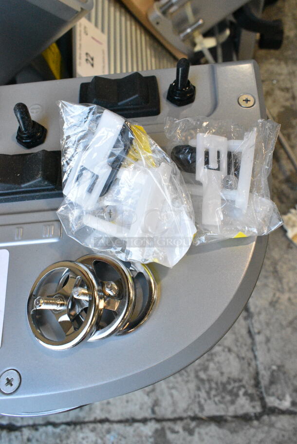 BRAND NEW SCRATCH AND DENT! Hamilton Beach HMD400R Metal Commercial Countertop Triple Spindle Drink Mixer. 120 Volts, 1 Phase. Tested and Working! - Image 6 of 10