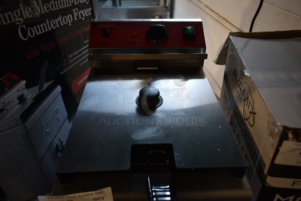 BRAND NEW SCRATCH AND DENT! 2023 Avantco 177F200 Stainless Steel Commercial 15 lb. Medium-Duty Electric Countertop Fryer w/ Metal Fry Basket and Lid. 208/240 Volts, 1 Phase.  - Image 5 of 8