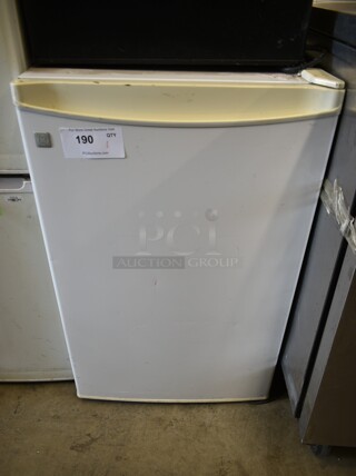 General Electric GE GMR04BANAWW Mini Cooler. 115 Volts, 1 Phase. Tested and Powers On But Does Not Get Cold