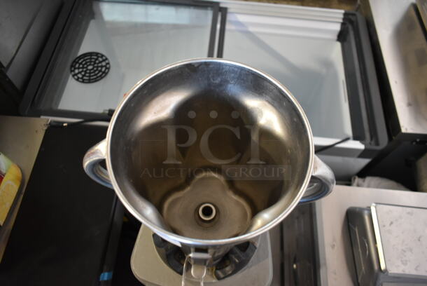 Waring 38BL19 Metal Commercial Countertop Blender w/ Metal Pitcher. No Lid. 120 Volts, 1 Phase. Tested and Working! - Image 4 of 6