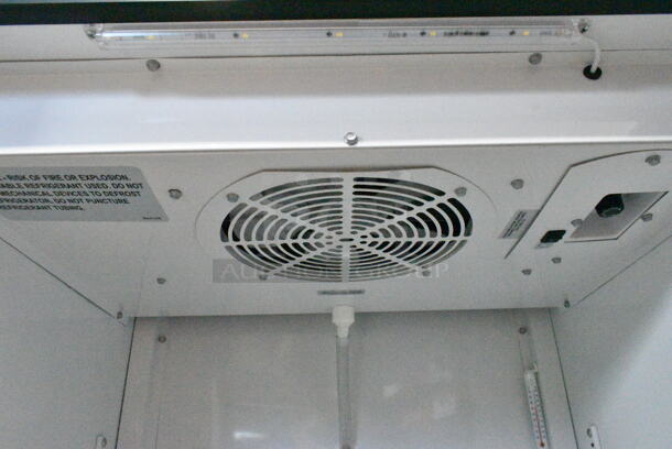 2018 True GDM-12-HC Metal Commercial Single Door Reach In Cooler Merchandiser w/ Poly Coated Racks. 115 Volts, 1 Phase. Tested and Powers On But Does Not Get Cold - Image 4 of 5