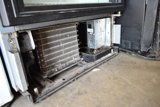 True GDM-12 Metal Commercial Single Door Reach In Cooler Merchandiser w/ Poly Coated Racks. 115 Volts, 1 Phase. Tested and Powers On But Does Not Get Cold - Image 3 of 4