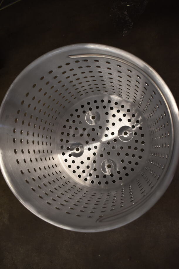 BRAND NEW SCRATCH AND DENT! Winco ALSB-60 Winco 60 Qt. Aluminum Stock Pot Steamer Basket and 471SPC60 Choice 16 15/16" Aluminum Pot / Pan Cover - Image 6 of 7