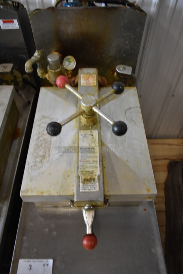 Henny Penny 600 Stainless Steel Commercial Floor Style Natural Gas Powered Pressure Fryer on Commercial Casters. 80,000 BTU. - Image 3 of 7