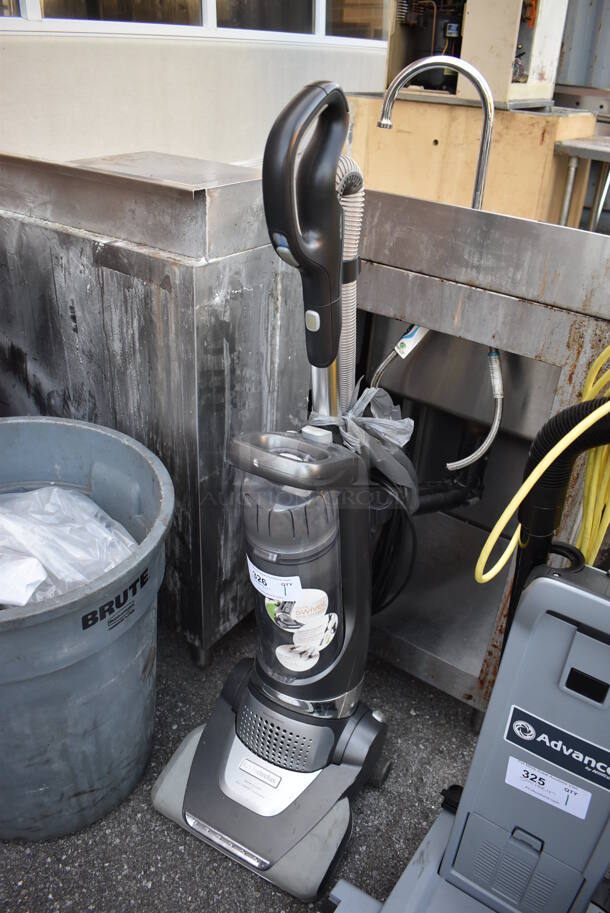 Electrolux Vacuum Cleaner. 14x15x46 - Image 2 of 4